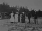 Personerna från höger: Erika. P.E. Asplund, hans hustru, deras jungfru, Lisa, Asplunds dotter Elsa.

Gustav Arvid Asplund, verkmästare på Gefle Porslinsfabrik på
1910-talet. Förmodligen var han även anställd på föregångaren
Gefle Kakelfabrik.
Bilderna har han själv identifierat, bildtexterna är också hans egna.