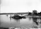 Gävle Segelsällskap. År 1925. Norrlandsregattan i Sundsvallsfjärden, bl.a. runt Alnön. Vindhem, Sundsvalls Segelsällskaps klubbhus.