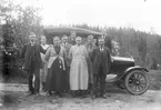 Emil Olsson och hans föräldrar åkte tåg till Falun för att köpa Emils första bil. De stannade på vägen hem för att hälsa på sin släkt. Fotot är från mitten av 20-talet