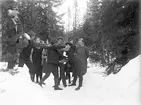 Lite snöbollskrig bland ungdomarna. Hilma Andersson gift Agersen står långt till höger. Fotot är taget i Jansbo