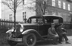 Arnold Hylander och Nisse Englund vid en Studebaker 1929. Bilden tagen på 1930-talet.