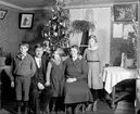 Okänd familj vid julgranen