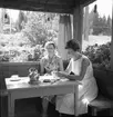 Fikastund i sommarstugan. Kvinnan till höger Astrid Egnell