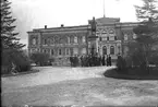 Besökande grupp utanför Uppsala Universitet.