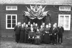 Diamantbröllop i Granbo, Hedemora. Sittandelängst fram Anders Jansson och Carin Andersdotter, stående bakom fr.v. August och HUlda Ekman, Margareta Eriksson, Hanna Mårthas, Mina Norman, Anna Andersson, Carl Wirén, andra raden stående okänd, Clas Andersson, okänd, Anders Andersson.
Längst bak fr.v. Beda Andersson och okänd.