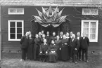 Diamantbröllop i Granbo, Hedemora. 
Sittande längst fram Anders Jansson och Carin Andersdotter, stående bakom fr. v. August och Hulda Ekman, Margareta Eriksson, Hanna Mårthas, Mina Norman, Anna Andersson, Carl Wirén. Andra raden stående okänd, Clas Andersson, okänd, Anders Andersson, okända. Längst bak fr. v. Beda Adersson och okänd.