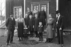Murare A. W. Alm med familj. Från vänster Anders Wilhelm Alm f. 28 november 1875 d. 24 maj 1952, Karin Östlund-Alm f. 4 december 1876 d. 14 juli 1935. Överst på trappan Linnea f. 22 september 1906, Karin f. 18 oktober 1908, Nancy f. 12 mars 1908. Nedanför Stina f. 10 april 1910 (tvilling), Märta f. 15 oktober 1911, Brita f. 10 april 1910 (tvilling). Bredvid trappan Frida f. 7 april 1902, August f. 2 juli 1900. nederst på trappan Göran f. 15 september 1918, Sune f. 23 mars 1916.