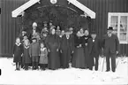 Gruppfoto av personer utanför en gård.