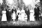 Fr.v. Valborg Åsberg, Axel Lindström, familjen Strid; Bertil, Viktor, Naemi, Kristina, Anny, familjen Lind; Viktoria, Enid, Karsemir. Maria och Karl Strand, Mårtsbo, Torsåker.