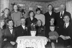 Guldbröllop för Anders och Karin den 6 januari 1921. Från vänster sittande Olga Blomberg-Åsberg, Gustav Åsberg, Anders Olsson-Åsberg, Karin Jonsdotter, Andrea Åsberg-Pfeifer med sonen Lennart, Birger Pfeifer. Stående från vänster ?, Margit Åsberg-Karlsson (dotter till Olga och Gustav), ?, Anna Åsberg, Leonard Pfeifer och Oskar Pfeifer. 