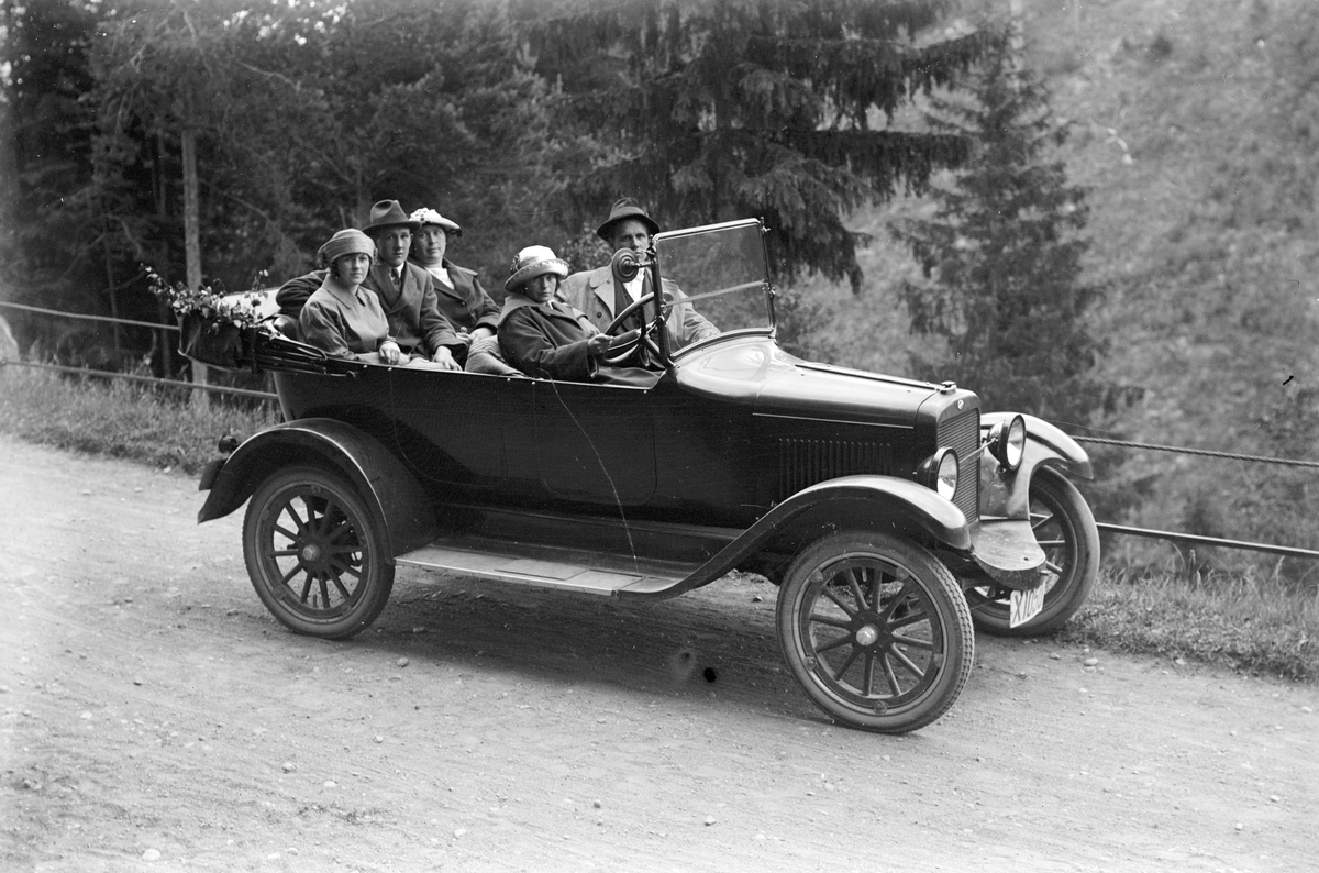 Einar Larsson, Åsmundshyttan i framsätet och Gustav Englund, Prästhyttan i baksätet. Damerna okända. En av damerna är Betty Eriksson W. Hästbo. Bilen en Overland 1922.