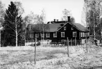 Den 15 juli 1900 övertog Erik Eriksson den gamla kvarnen och linskäckten. Omkring 1910 började han bygga om till en större verkstad. Efter branden den 14 november 1930 Är verkstaden åter uppbyggd 1931, som den ser ut idag. Foto Erik Andersson 2000