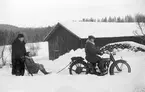 Från vänster Josef Eriksson, Wästra Hästbo, okänd som sitter på sparken, Enok Eriksson, Åsmundshyttan, som kör motorcykeln, en X874 Harley Davidson 1921.