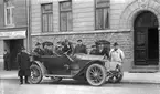 Bilskolan i Gävle. Bilen är en Fransk Berliot från 1910 talet som står utanför Hälsingegatan 19 i Stockholm.