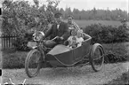 Familj på motorcykel med sidovagn. X805, Indian 7,5 hk 1922 ägd av Axel Petterson i Nyhyttan, Hästbo. På motorcykeln Axel Pettersson, Elin Pettersson, Eivor Pettersson och Gunvor Pettersson.