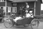 Till Skyttefesten. Utklädda personer på motorcykel med sidovagn. En Mc Harley Davidson 1922. Ägare J Broman, Åshammar.