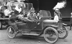 Barnens Dag 1921 i Storvik, bilden tagen utanför SJ:s fraktgodsterminal. Bilen en British EWK 1913.