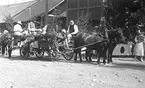 Barnens Dag i Storvik med lövad vagn dragen av två hästar.