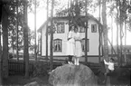 Disponent Nybergs villa i Silfors, Långhed. På stenen Frida och Karin Brovall, vid trädet Holger Brovall.