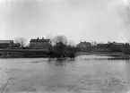 Åsmundshyttan nr 2 till vänster och nr 5 till höger. Foto från Kvarnbron, 1920-1927.