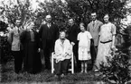 Familjefoto från Nils-Nils i Lenninge, troligen 1924. Stående från vänster: Lars, Kristin, Johan, Johan, Elin, Nils och Stina. Sittande: Stina Nilsson, född Holmberg, 1836.