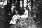 Till vänster Kattnäs-Elsa (Olsson) och till höger Nils-Nils Elin (Johansson). Foto ca 1924.