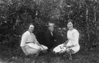 Från vänster: Betty Svedlund, Ivar Ek och Maria Svedlund. Foto ca 1918-1920. Svedlunds bodde på Lenninge 6:30, Ek i banvaktsstugan, den som ännu finns kvar.