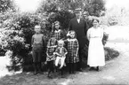 Banvakten Nordenmark med familj. Äldste sonen Göte född 1905, den lilla pojken heter Bertil, äldsta dottern Svea, till höger om henne Nora och sittande Dana. De bodde i nuvarande banvaktsstugan, flyttade senare till Stockholm.