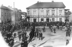 Från gamla torget i Bollnäs. Våggatan till höger, Långgatan till vänster. Claes E Johanssons hus mellan de två gatorna. I hörnet av huset hade Apelgrens en filial.