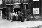 Till vänster Målar-Erhard (Nilsson) och Astrid. Längst till höger Helena Nilsson.