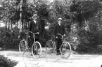 Okända cyklister i Lenninge på 1910-talet.