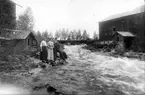 Platsen okänd. Från vänster: obekant, Ingeborg Svensson från Sörombergen, Martin Söderberg från Skräddars.