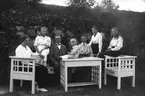 Trädgårdsmästare Eriksson med familj. Från vänster: Anna, Emmy, mäster Eriksson själv, på bordet Sven, fru Emma, Lisa och Tilda. Eriksson var trädgårdsmästare på herrgården från sekelskiftet fram till 1920, då familjen flyttade med Bellander till Adelsö. De återkom till Lenninge och arrenderade åren 1935-1938 Skinnars (Lenninge 6:14). De hyrde därefter gamla stugan hos Lindbergs (Flyss).