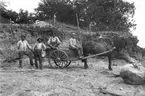 Schaktning för nya vägen vid Skinnar-kullen ca 1916. Sittande på kärran: Olle Persson (Bergs-Olle), Lenninge 6:34, körkarlen är Nils Edh.