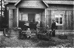 Sally och Gustaf Wååg med dottern Nelly framför sitt nybyggda hus. Året är 1922.