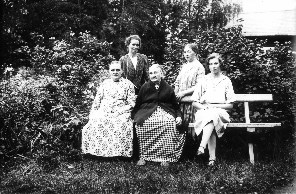 Från vänster: okänd, Hilda Lindberg (från Hamrånge), Maria Östberg, hennes dotter Emma, fosterdottern Elsa (hon var dotter till Hilda Lindberg).