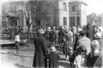 Folkliv den dagen Gunborg Swanström tog realexamen i gamla skolan vid Långnäsvägen i Bollnäs.