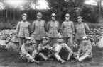 Ett gäng spelglada militärer, personerna okända. Foto 6-19 sept 1915.