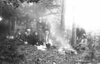 Utflykt i skogen. Sittande från vänster: nr 3 Märta Nilsson, Voxsätter nr 1, född 1903, nr 4 Astrid Nilsson, nr 5 Erhard Nilsson. Nr 3 i bakre raden är Herman Larsson, Lenninge 5:29, född 1896. Övriga personer okända.