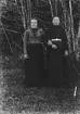 Kvinnan till vänster är Augusta Maria Lindberg, född den 18 april 1883 i Stene, Järvsö och död den 5 mars 1906. Hon var bosatt i Östansjö.
