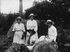 Elvira Lindberg, Anna Åkerlund och Ingeborg Lindström. Sittande i mitten Ester Lindberg.