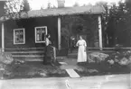 Fotografen Per Lindbergs hem i Järvsö. Kvinnan till vänster är Ester Lindberg, mannen på bron Jonas Lindberg (Per Lindbergs bror) och kvinnan till höger Anna Eugenia Henriksdotter, född 1 aug 1894 (gift Larsson), adoptivdotter till Jonas Lindberg.