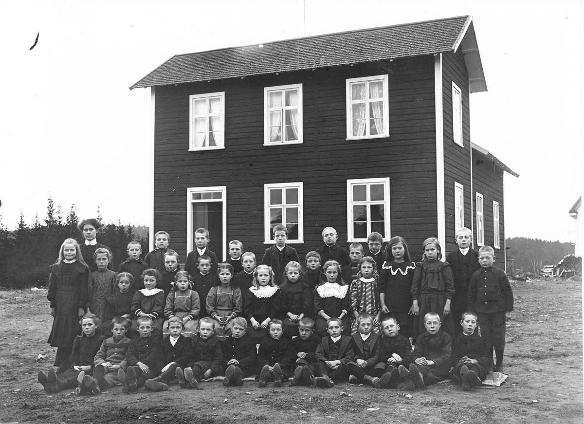 Hällbo skola omkring år 1909.
Lärarinnan Olga Gustavsson. Nr 2, tredje raden är Marta Hansson, "Högvalls-Marta" och nr 5, samma rad är Helga Käller. Övriga personer okända.