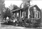 Gården är Per Lindbergs föräldrahem i Järvsö. Foto den 20 okt 1900.