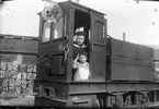 Två pojkar i AEG-lok. Detta är lok 4 vid Sandvikens Jernverks AB i Sandviken. Loket tillverkades 1914.