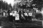 Elin och Johan Jansson med familj i Nybo - Västerbo. Längst bak till vänster står Elov, sedan Dora, Helmer, Sven, Martin och Alex. Till vänster om mor Elin står Knut och David, till höger om fadern Folke och Åke. Barnen kom alla att heta Johansson i efternamn.