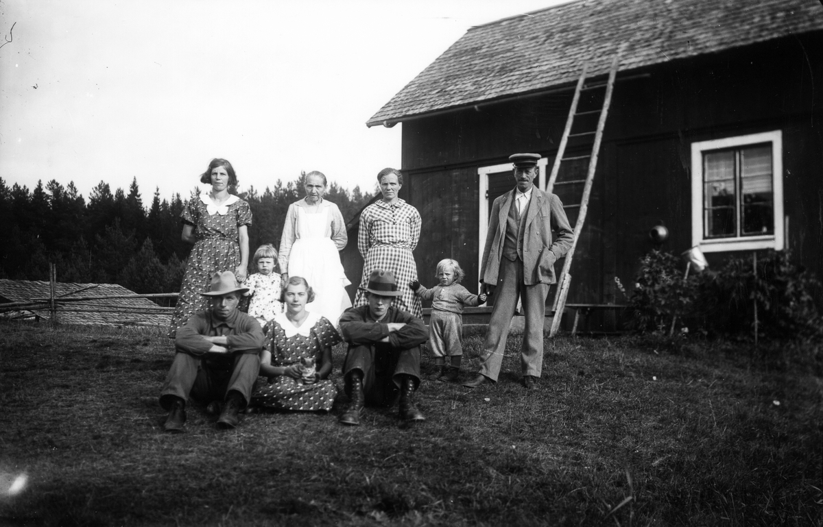 Troligen i Gåsbo fäbodar. Sittande: Albert Nordin, Helga Nordin, Gunnar Persson. Stående: Alma Nordin-Persson, modern till Albert och Alma, Anna och Erik Vickberg.