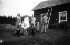 Troligen i Gåsbo fäbodar. Sittande: Albert Nordin, Helga Nordin, Gunnar Persson. Stående: Alma Nordin-Persson, modern till Albert och Alma, Anna och Erik Vickberg.