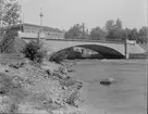 Drottningbron över Gavleån med Valskvarn i bakgrunden. Bron öppnades 1911. Den välvda betongbron, klädd med sten, blev en förlängning av Drottninggatan och fick sitt fäste vid Valskvarn och på den andra sidan vid Strömsborgs vattenverk.