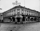 Axel Lidholms herrekipering och herrskrädderi och Regina biograf på Drottninggatan / Hattmakargatan i Gävle.